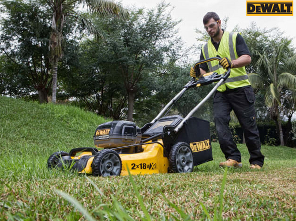 DeWalt 18V DEWDCMW564P2 XR Brushless Lawnmower Set (2 x 5.0Ah Li-ion + Charger)